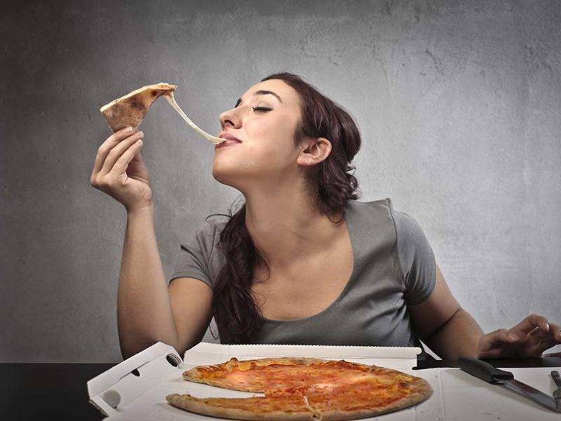 Pomalé jedenie znamená skonzumovať menej