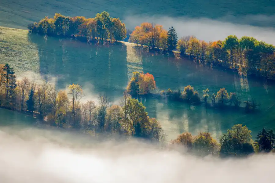 Pohľad na Veľké pole počas hmly foto depositphotos