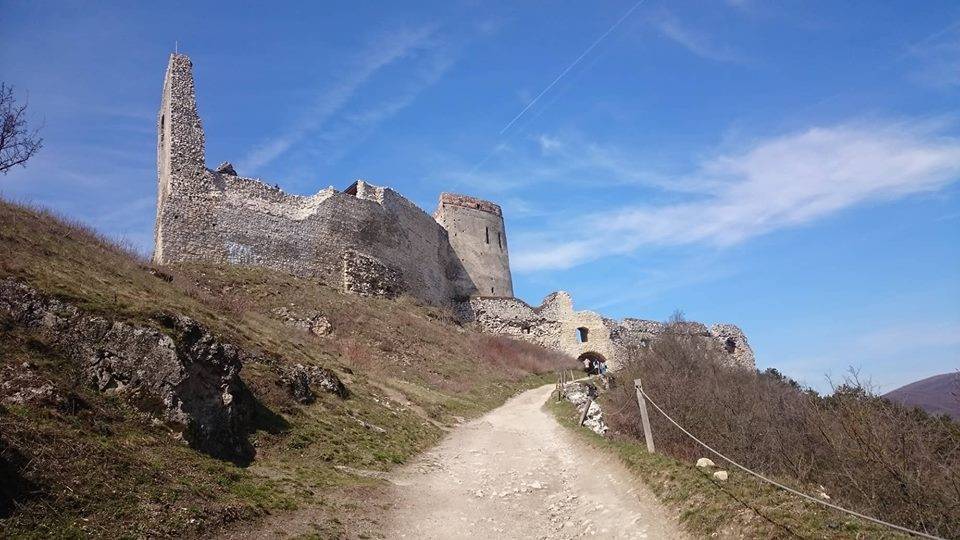 Čachtice hrad - turistické trasy/ cyklotrasy