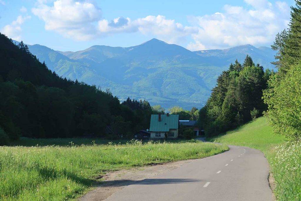 Sučianskou dolinou pod Malý Kriváň z Vrútok vlakom a bicyklom