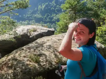 Labská stráň: skalnatá kulisa Dečína