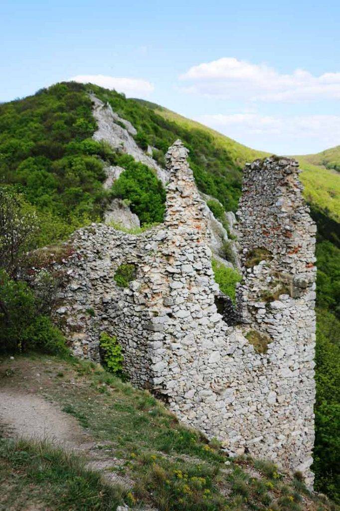 Ostrý kameň hrad