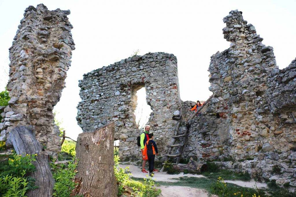 Hrad Ostrý Kameň a Korlátko, na výlet s deťmi