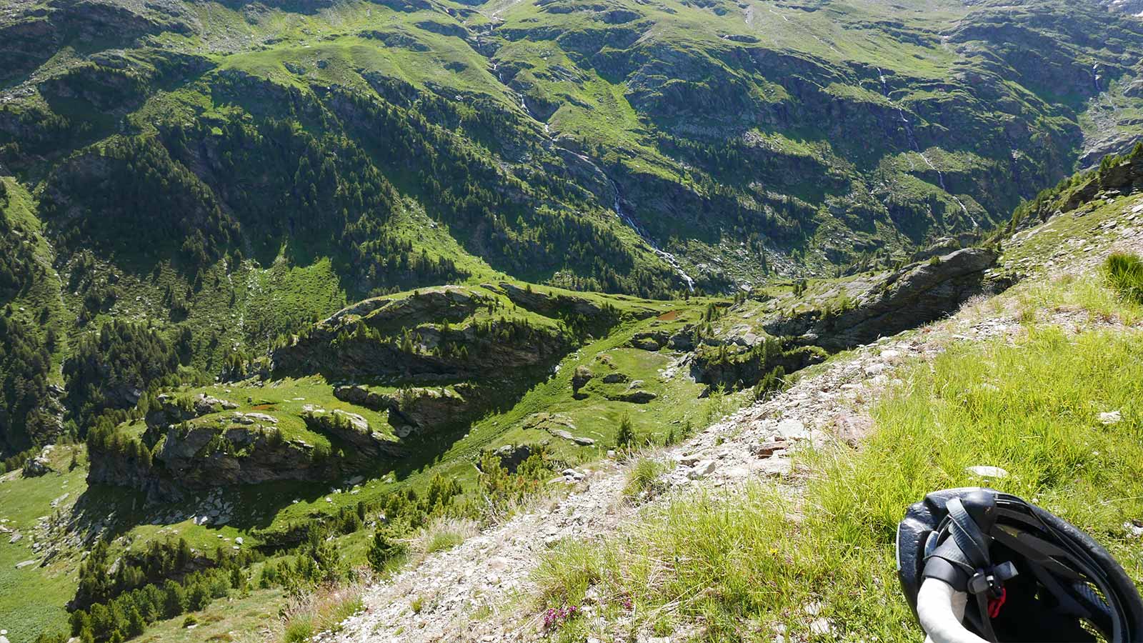 Existuje veľa vrcholov na lezenie. Priamo nad prihrávkou na východnú stranu je Corno dei Tre Signori (3360 m) a vedľa nej Monte Gaviola (3025). Na druhej strane cesty sa týči Monte Gavia (3223 m). Pokračovaním po ceste v smere na Bormio sa po necelých 3 km dostanete k pamätníku, odkiaľ začínajú trasy pre skupinu Punta San Matteo (3678 m). Do tejto skupiny patria Pizo Tresero (3594 m), Punta Pendranzini (3599), Cima Dosegu (3560) a niekoľko ďalších.