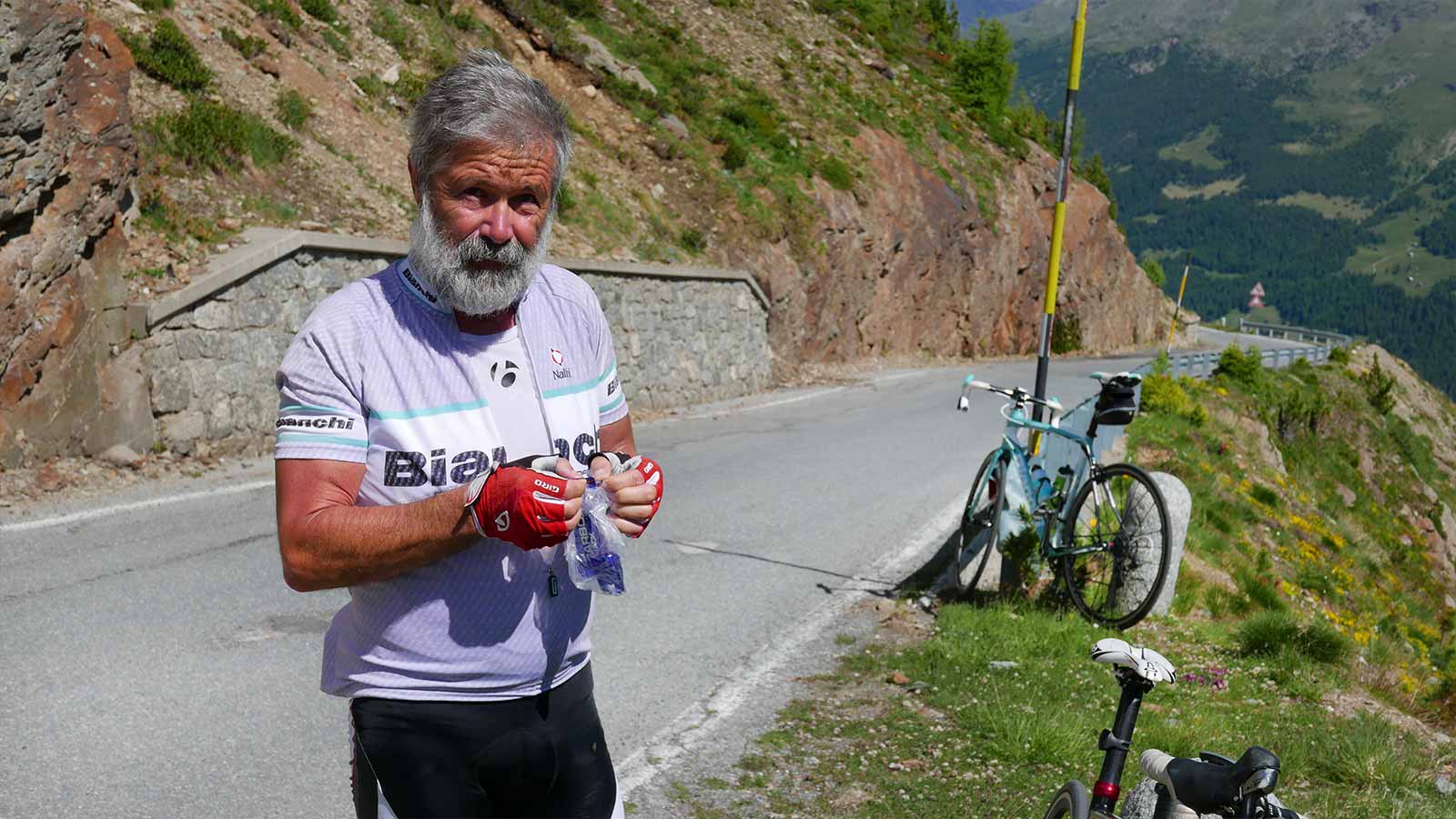 Existuje veľa vrcholov na lezenie. Priamo nad prihrávkou na východnú stranu je Corno dei Tre Signori (3360 m) a vedľa nej Monte Gaviola (3025). Na druhej strane cesty sa týči Monte Gavia (3223 m). Pokračovaním po ceste v smere na Bormio sa po necelých 3 km dostanete k pamätníku, odkiaľ začínajú trasy pre skupinu Punta San Matteo (3678 m). Do tejto skupiny patria Pizo Tresero (3594 m), Punta Pendranzini (3599), Cima Dosegu (3560) a niekoľko ďalších.