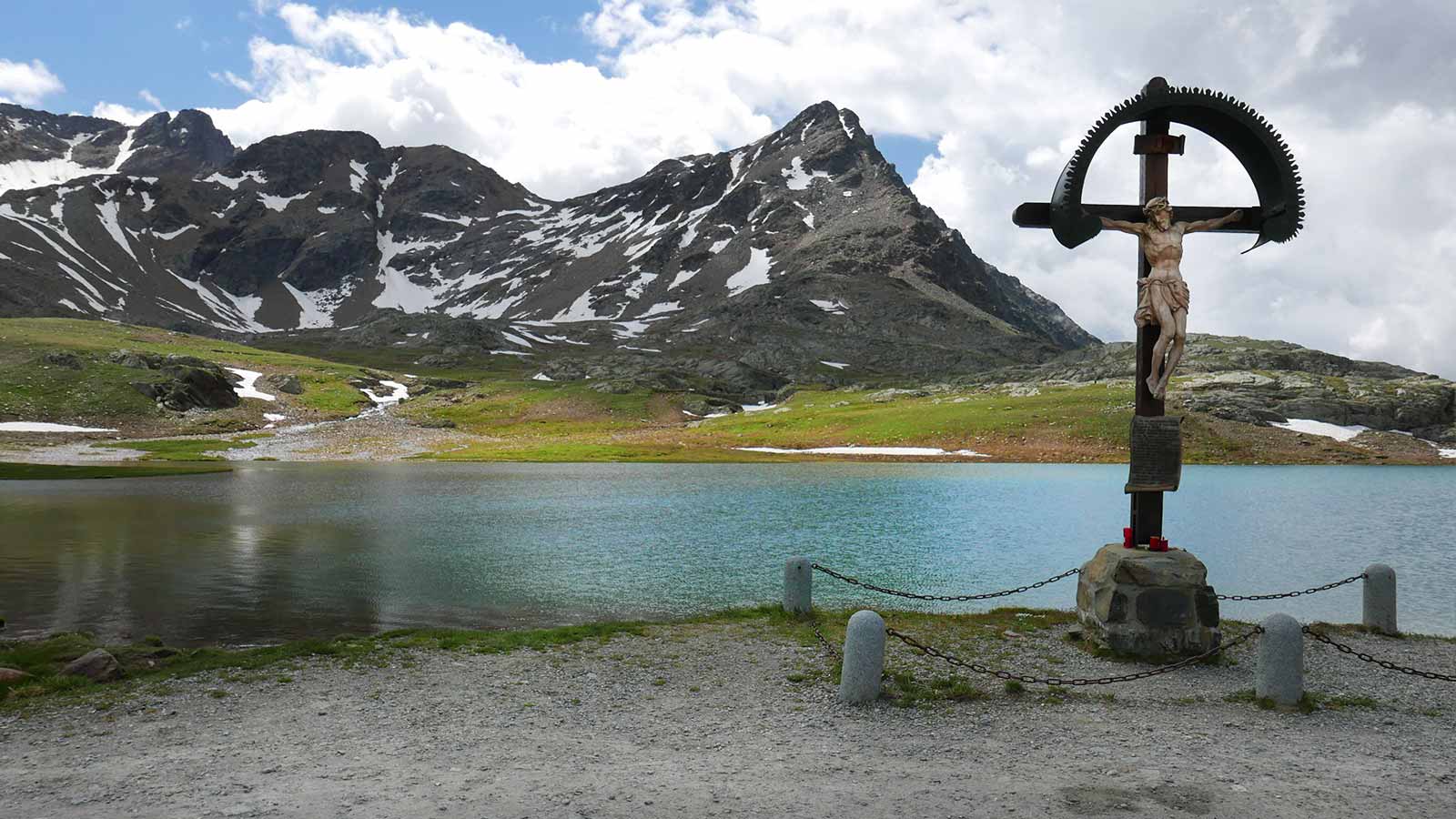 Existuje veľa vrcholov na lezenie. Priamo nad prihrávkou na východnú stranu je Corno dei Tre Signori (3360 m) a vedľa nej Monte Gaviola (3025). Na druhej strane cesty sa týči Monte Gavia (3223 m). Pokračovaním po ceste v smere na Bormio sa po necelých 3 km dostanete k pamätníku, odkiaľ začínajú trasy pre skupinu Punta San Matteo (3678 m). Do tejto skupiny patria Pizo Tresero (3594 m), Punta Pendranzini (3599), Cima Dosegu (3560) a niekoľko ďalších.