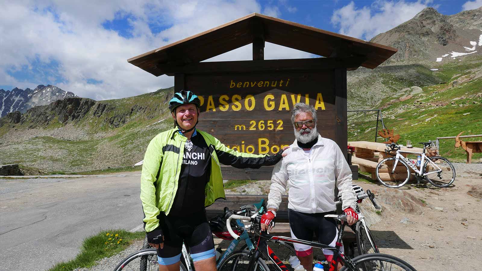 Existuje veľa vrcholov na lezenie. Priamo nad prihrávkou na východnú stranu je Corno dei Tre Signori (3360 m) a vedľa nej Monte Gaviola (3025). Na druhej strane cesty sa týči Monte Gavia (3223 m). Pokračovaním po ceste v smere na Bormio sa po necelých 3 km dostanete k pamätníku, odkiaľ začínajú trasy pre skupinu Punta San Matteo (3678 m). Do tejto skupiny patria Pizo Tresero (3594 m), Punta Pendranzini (3599), Cima Dosegu (3560) a niekoľko ďalších.