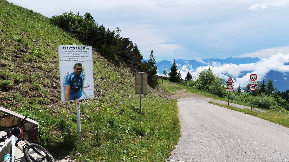 Každá kilometer je posiaty pomníkmi