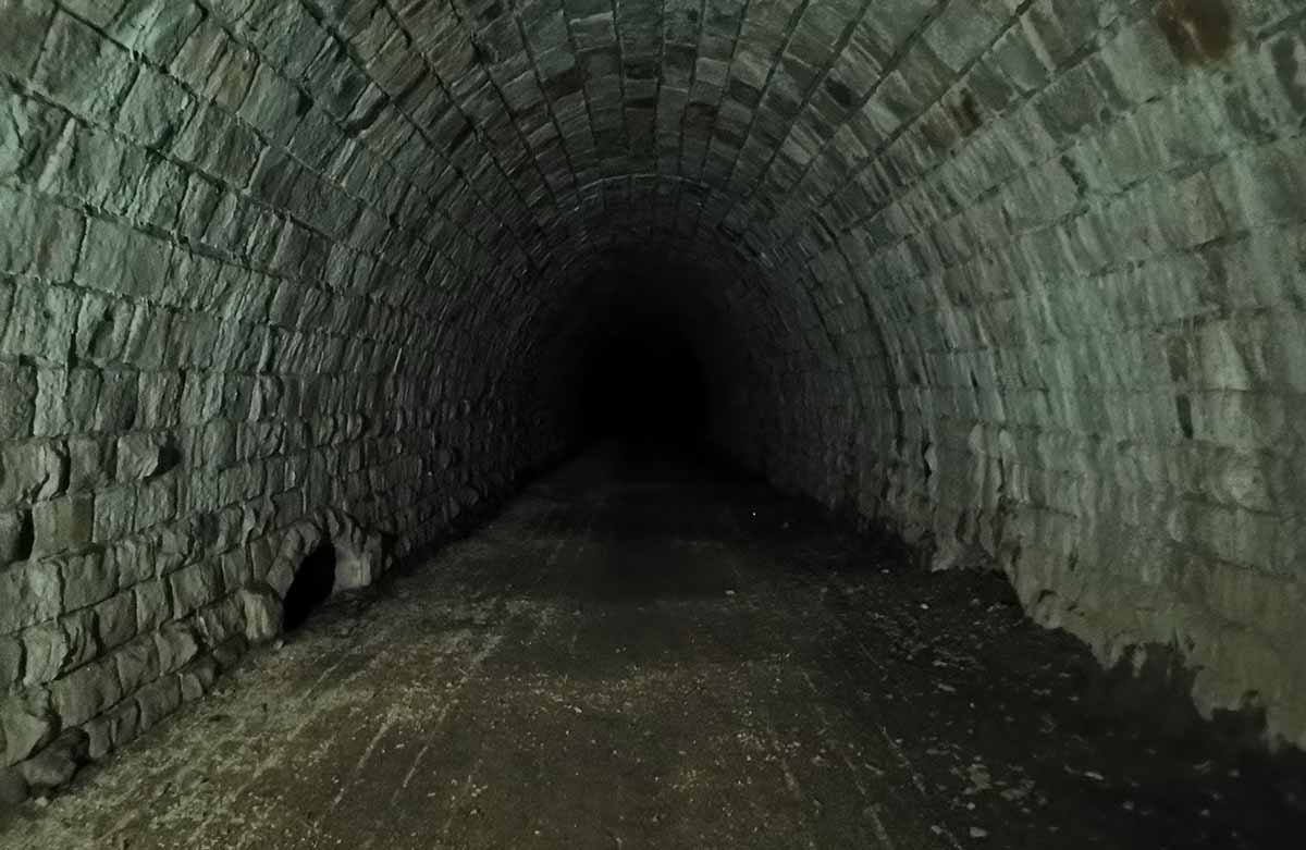 Cez Slavošovský tunel a Ochtinskú aragonitovú jaskyňu