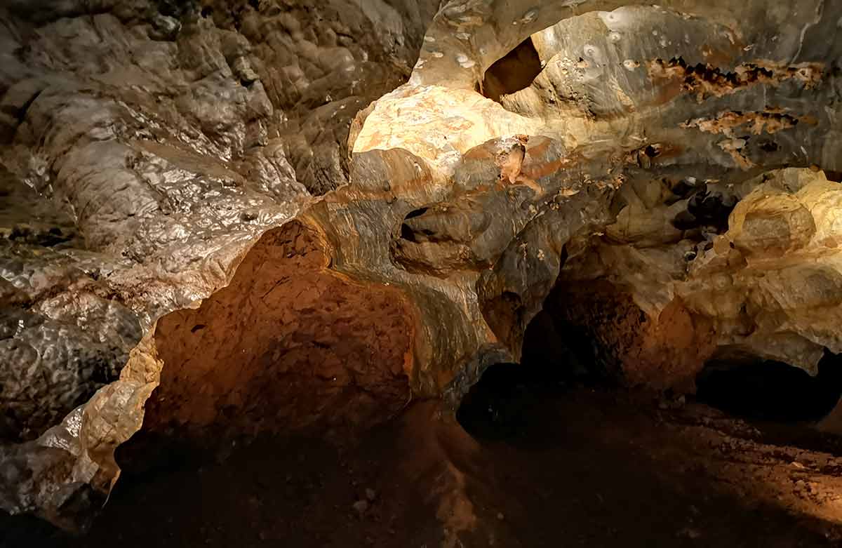 Cez Slavošovský tunel a Ochtinskú aragonitovú jaskyňu