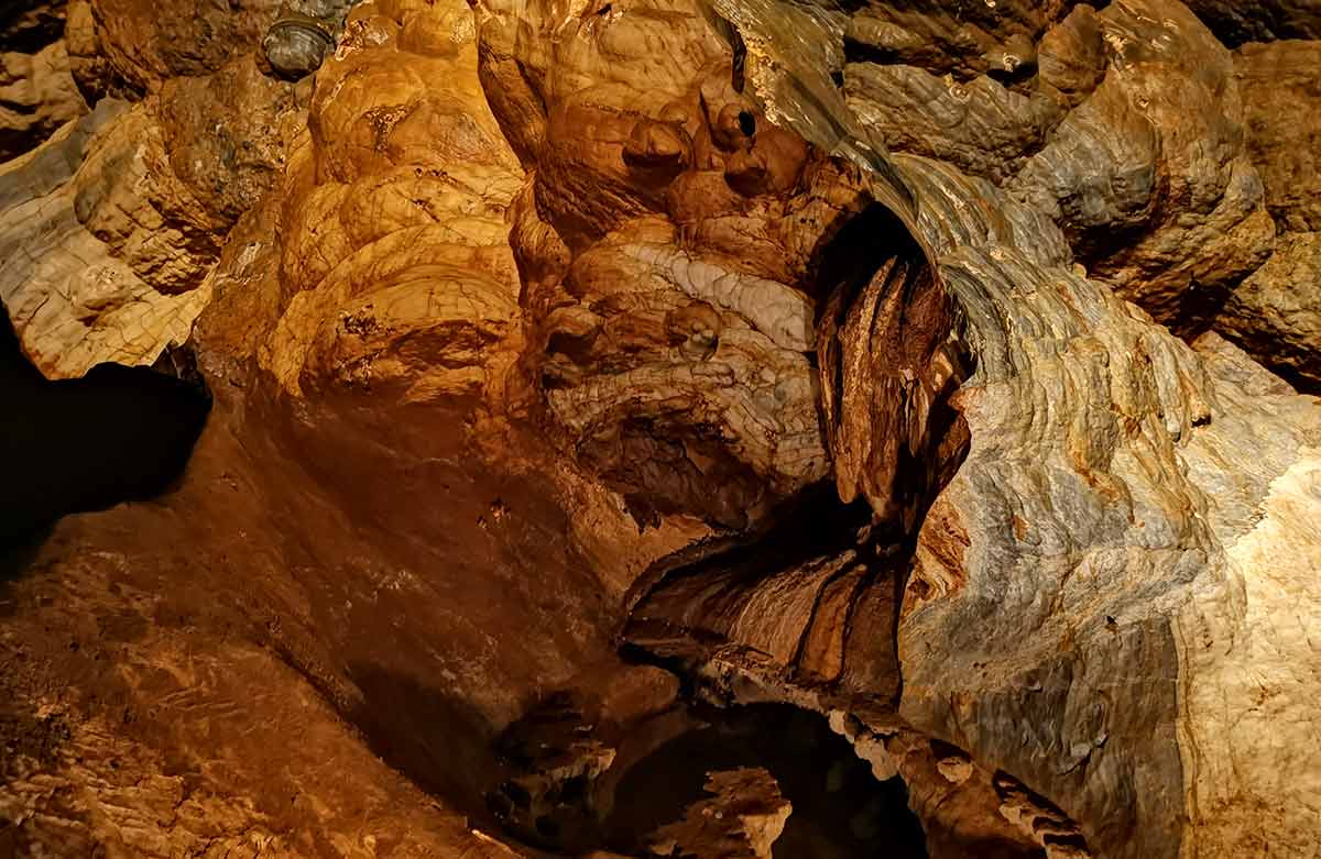 Cez Slavošovský tunel a Ochtinskú aragonitovú jaskyňu