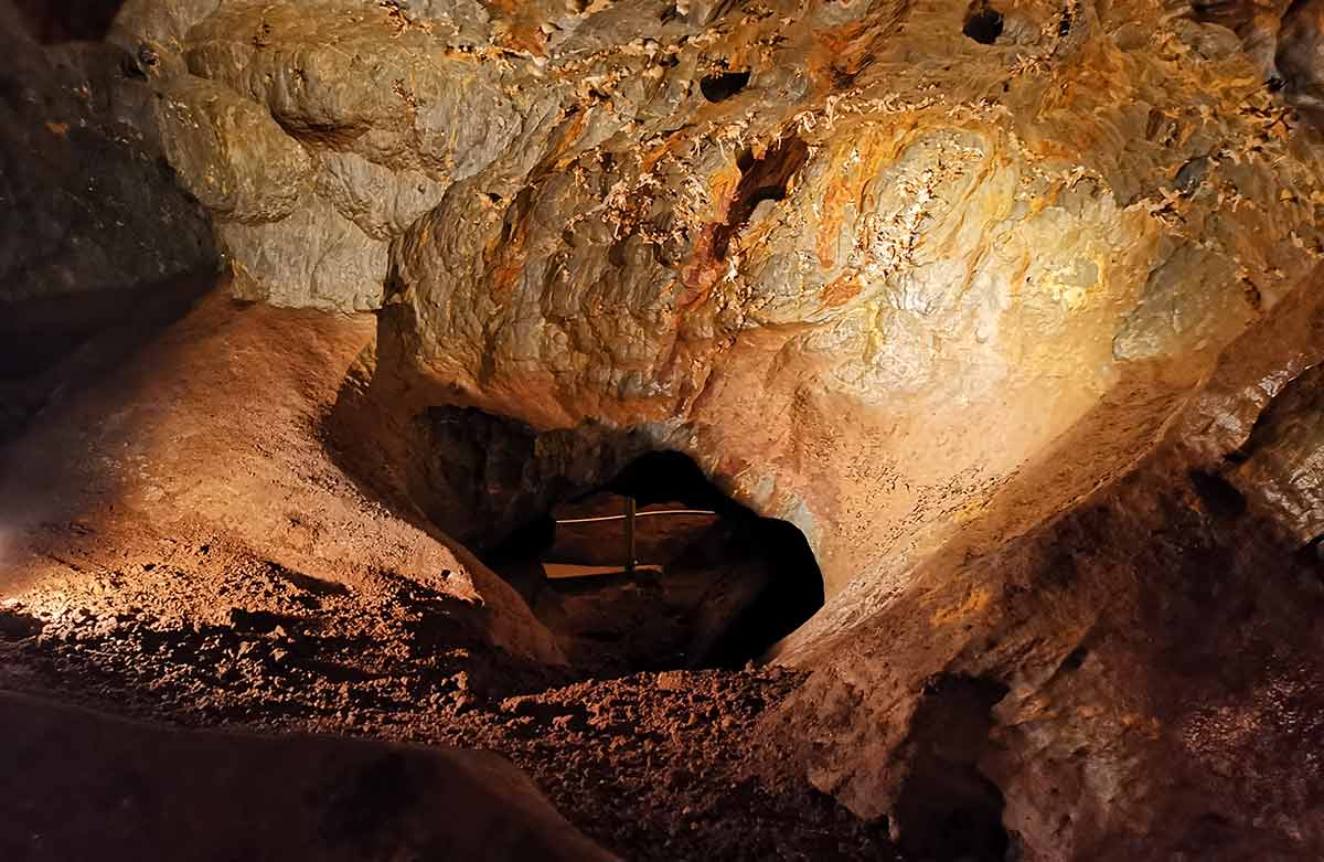 Cez Slavošovský tunel a Ochtinskú aragonitovú jaskyňu