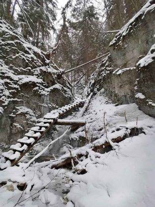 Piecky ziný prechod roklinou