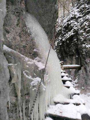 Piecky ziný prechod roklinou