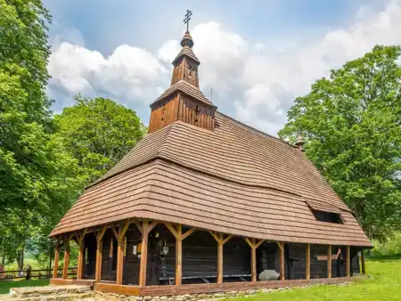 Topoľa drevený kostolík (Bigstockphoto)