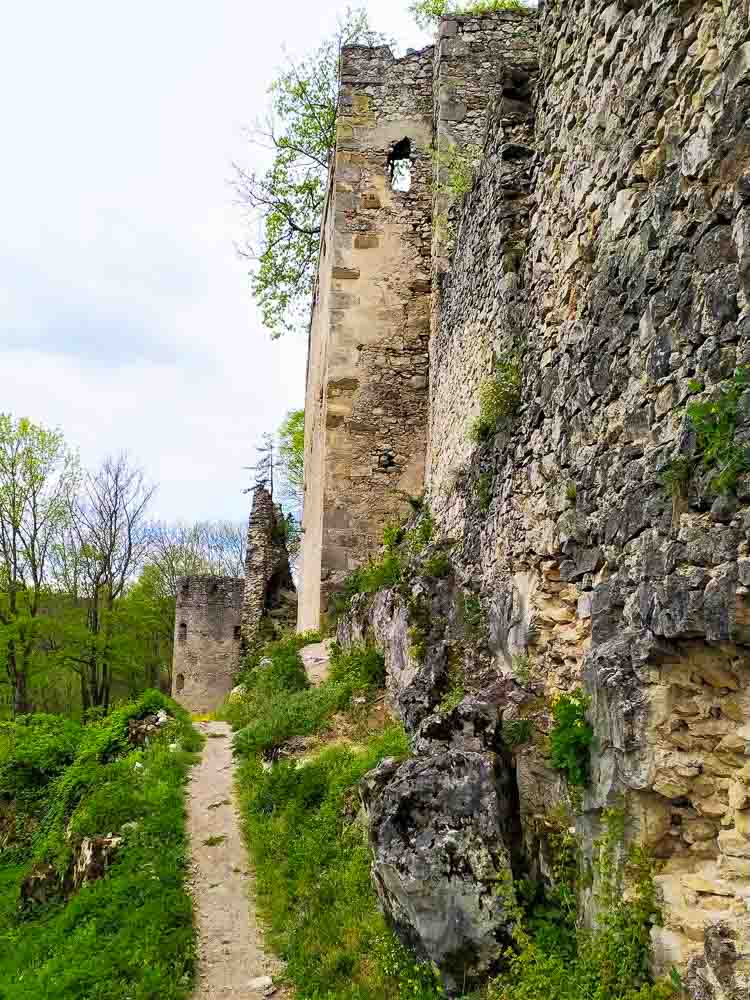 Dobrá voda, Dobrý kameň alebo jarný výstup na Dobrovodský hrad