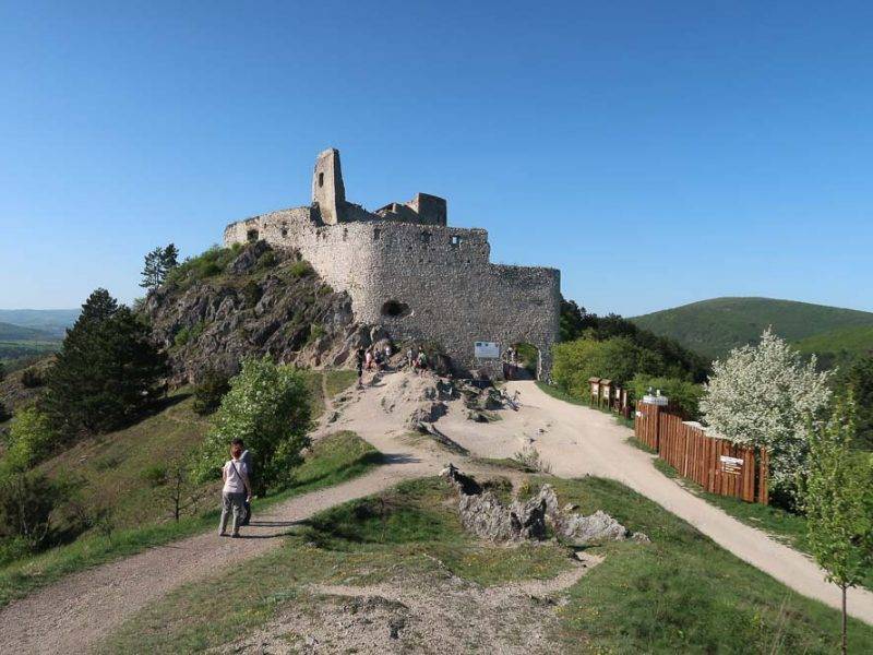 Čachtický hrad turistické trasy cyklotrasy výlety