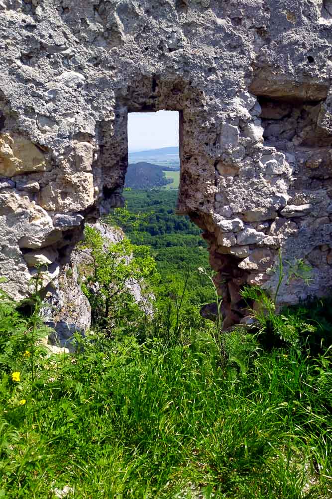 Plavecký hrad a Plavecká jaskyňa v Malých Karpatoch