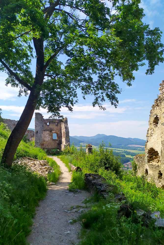 Plavecký hrad a Plavecká jaskyňa v Malých Karpatoch