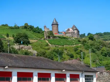 Zámok Bacharach a železnica