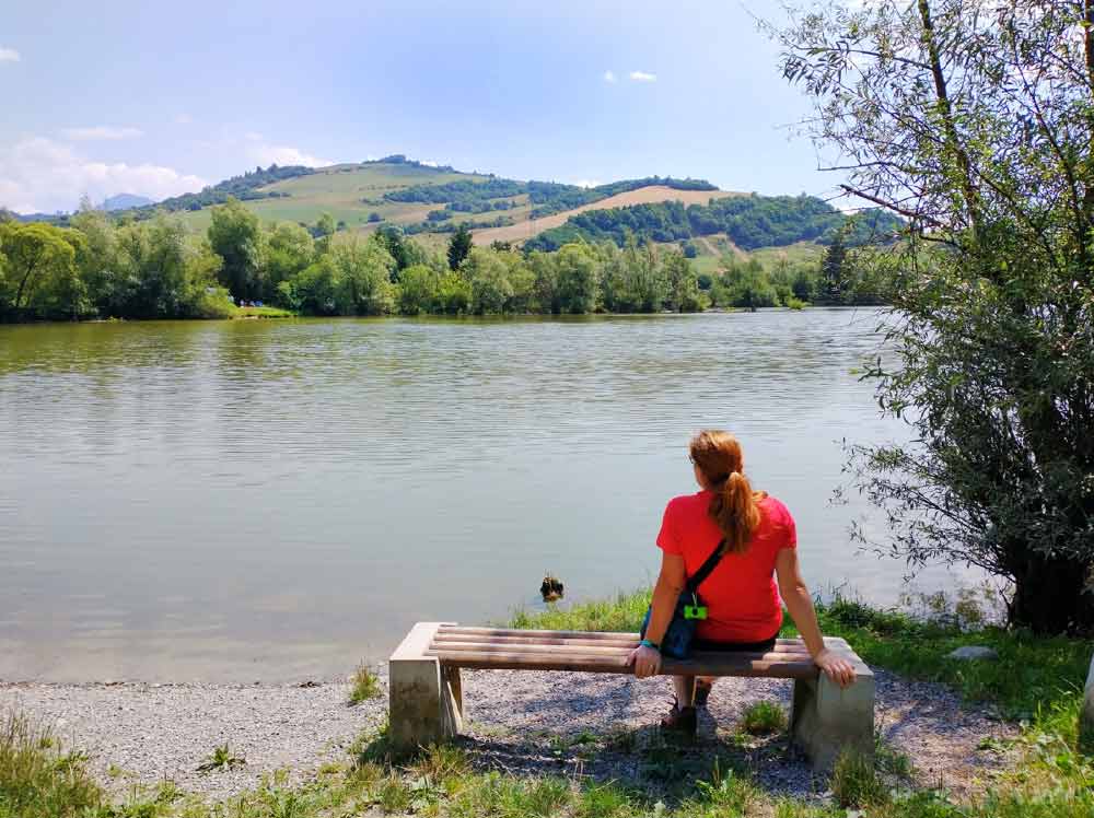 Stanovanie na divoko? Hmmm, dobrodružstvo? Skúsili sme Dolonkubínske Párnické rybníky s panorámu so Šípom v pozadí.  