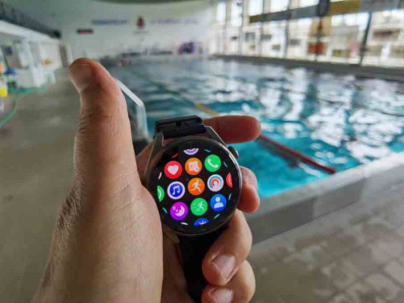 Huawei Watch 3 Pro v bazéne