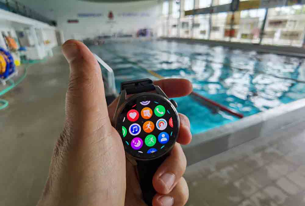Huawei Watch 3 Pro v bazéne