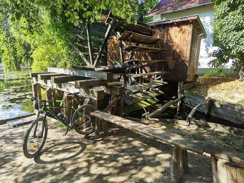 Vlakom a bicyklom: Medzi termálmi, vodnými mlynmi a krásou Klátovského ramena
