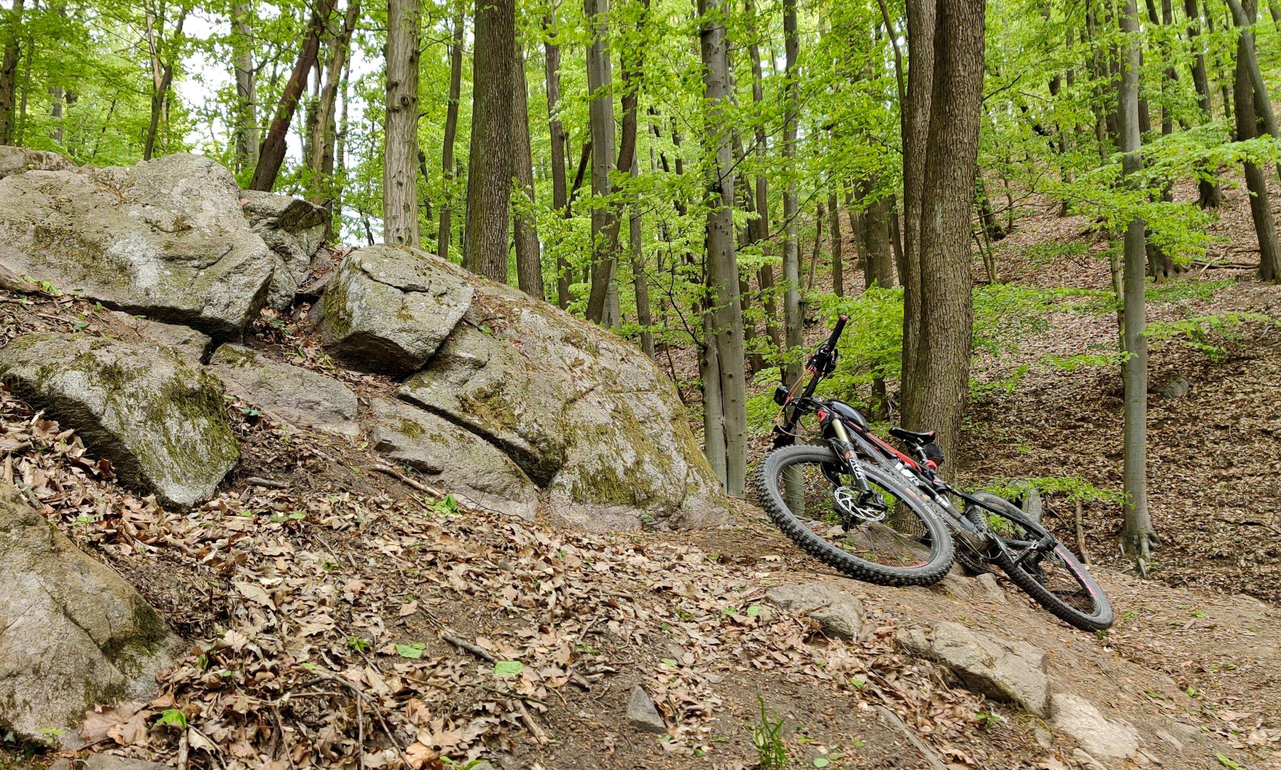 Baník: Malokarpatský hravý singletrail v blízkosti Slalomky