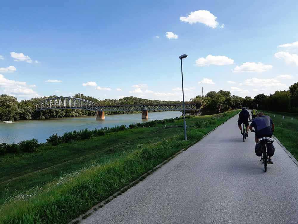 Vo štvorici na bicykli pri Dunaji alebo Tour de Malý Dunaj