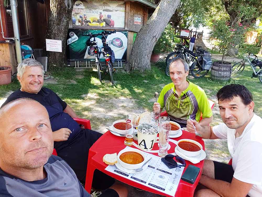 Vo štvorici na bicykli pri Dunaji alebo Tour de Malý Dunaj