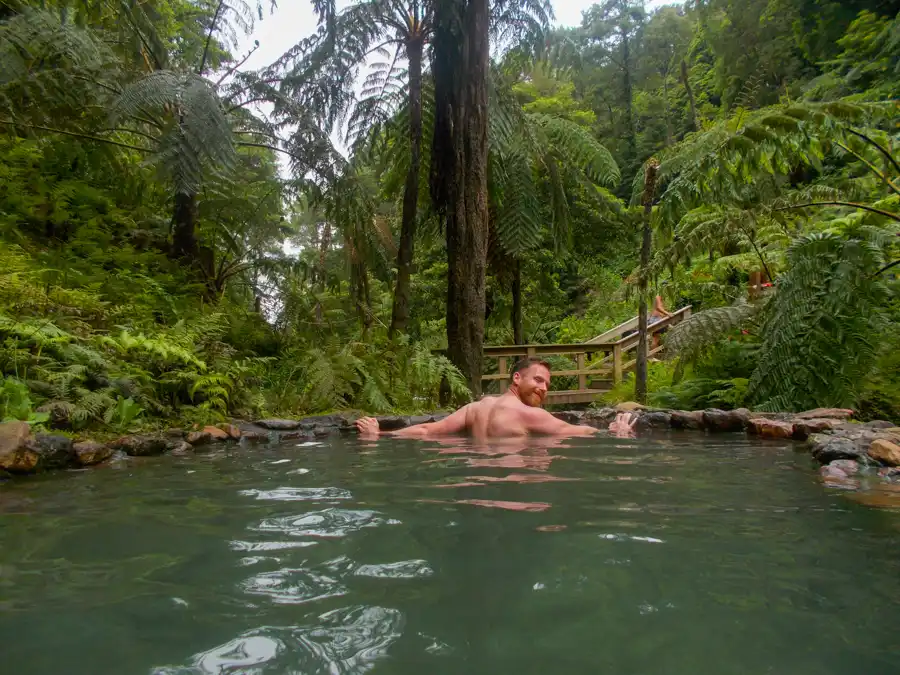 Zaslúžený relax v horúcej vode Caldeira Velha