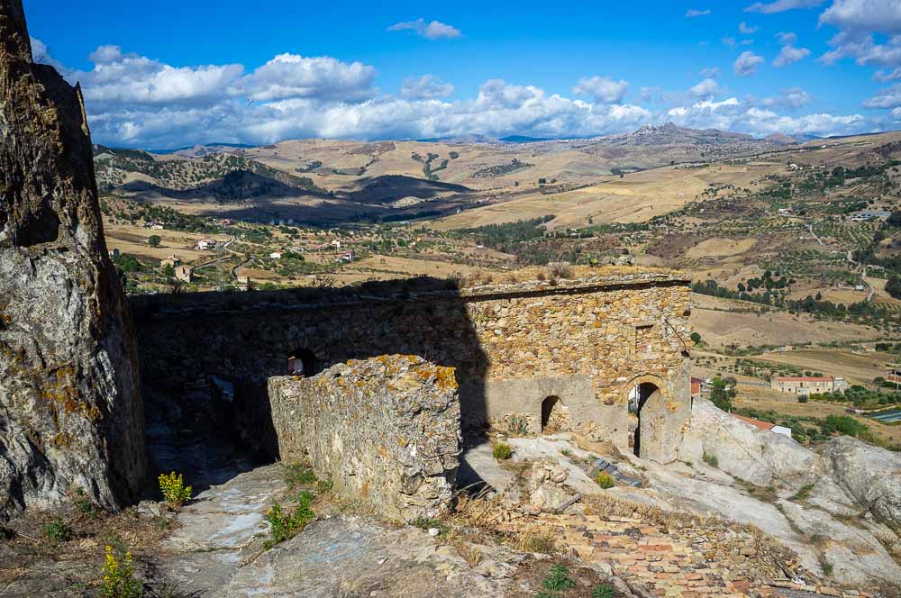 Na skalné obydlia Gagliano Castelferrato