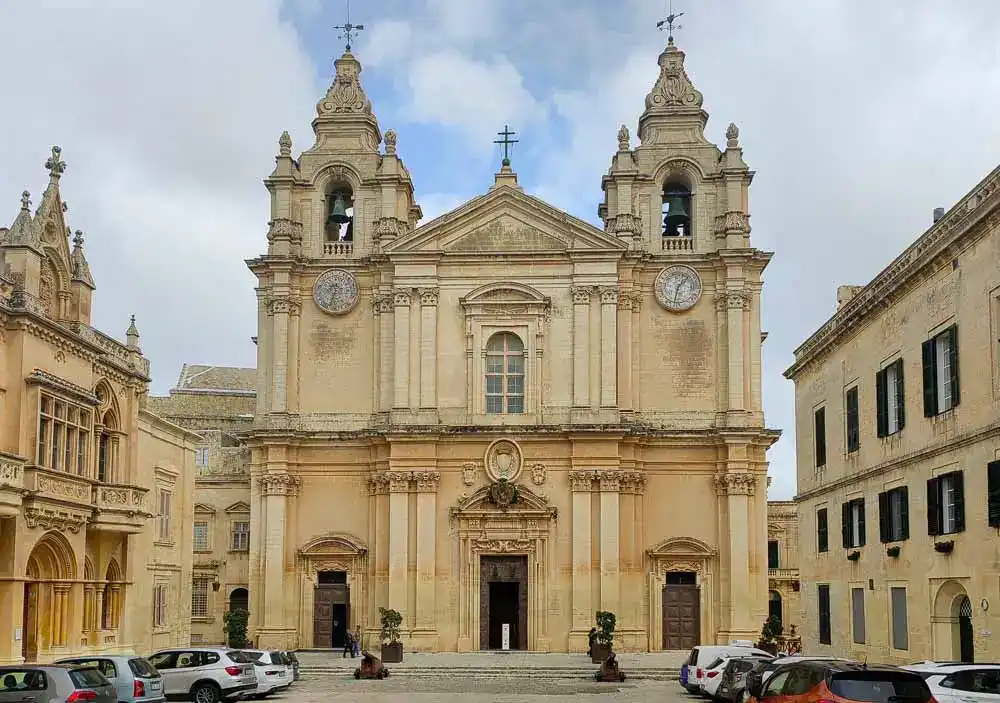 Katedrála Sv. Pavla má jedinečnú kopulu.