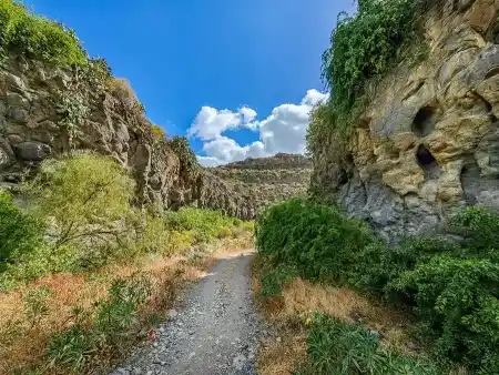 Roklinu tvoria pozostatky lávy