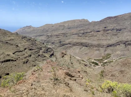 V doline Veneguera trail na pláž chodník má 8 km. Rozmery rokliny sú kolosálne. Dole je dedina.