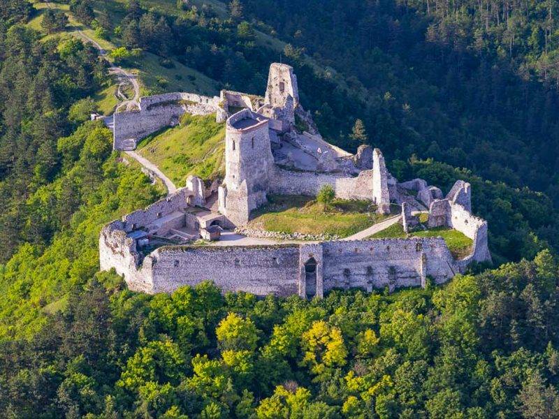 Čachtice, Čachtický hrad