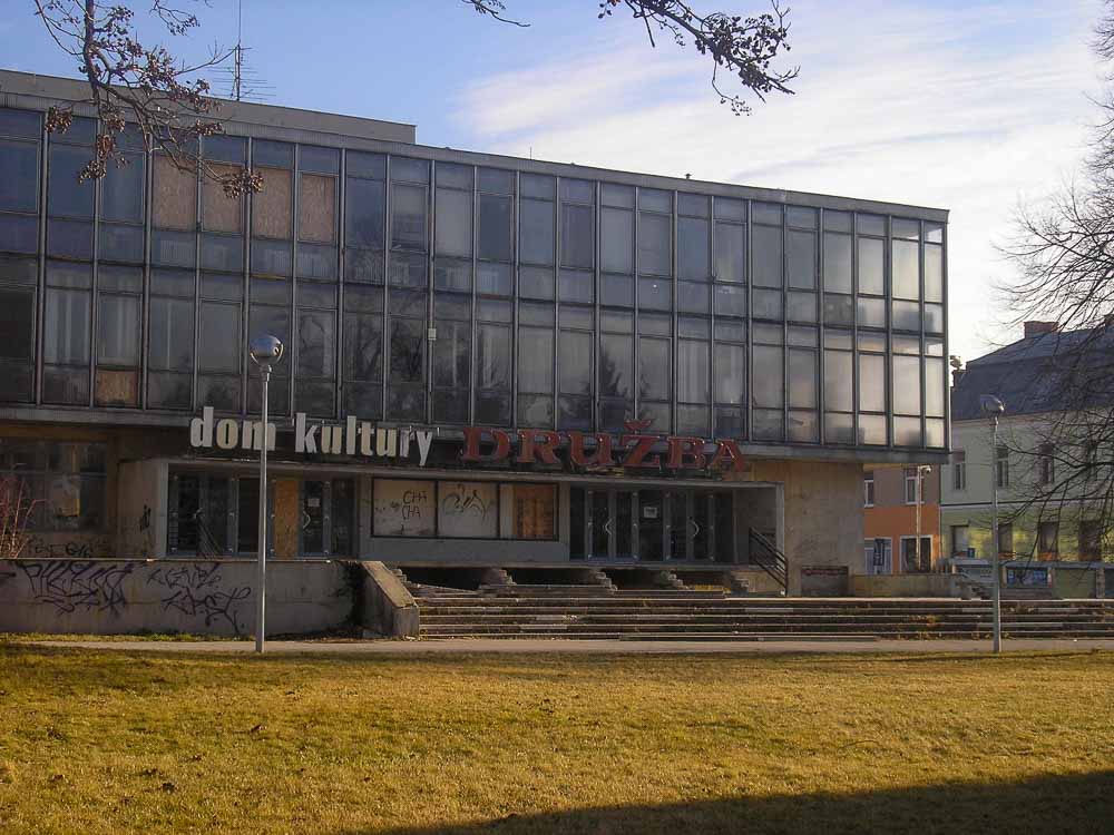 Dom kultúry Družba zrejme nemá majiteľa a špatí inak celkom sympatické centrum Levíc