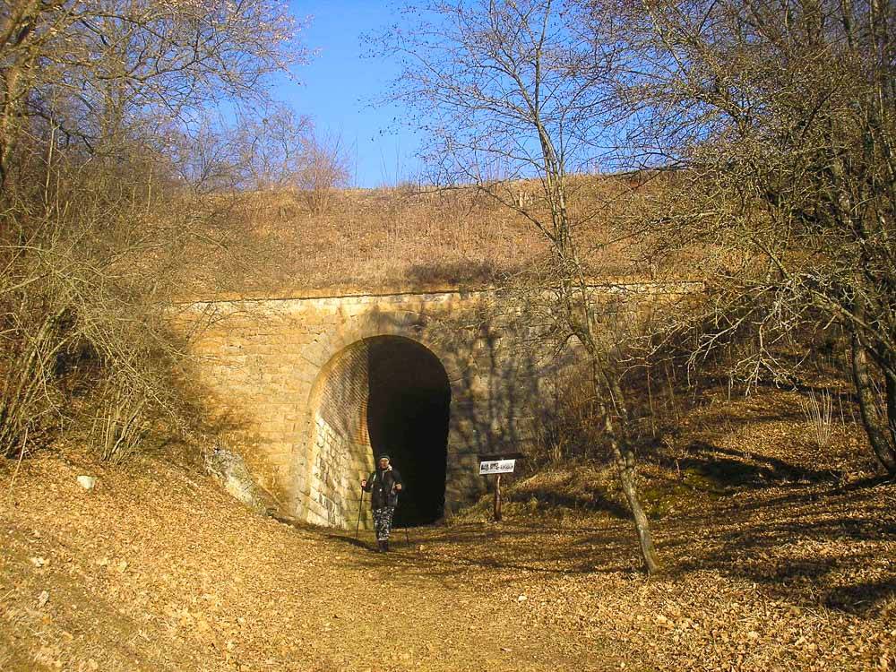"Tunel", ktorý je v skutočnosti podjazdom pod železničnou traťou Plešivec - Muráň