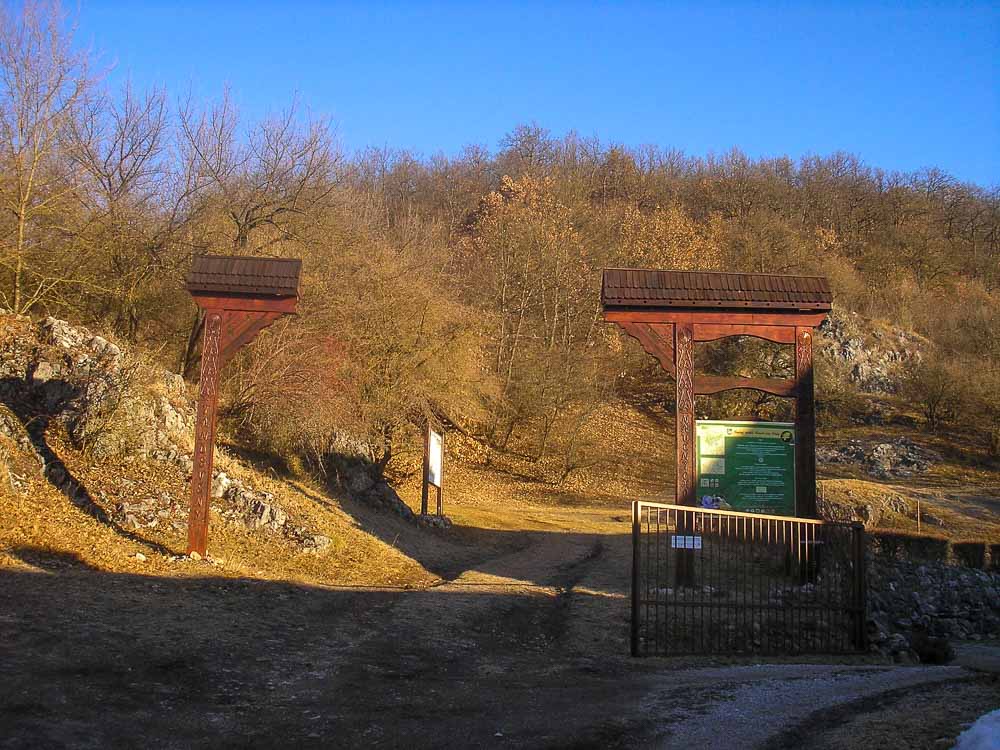 Začiatok náučného chodníka Krasové javy Hôrky