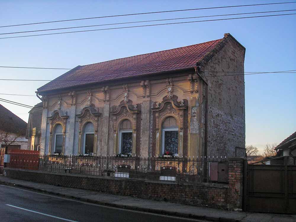 Mnohé domy v Plešivci majú zaujímavé fasády, ale potrebujú opravu