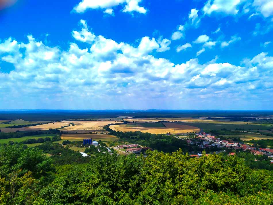 Z Perneku na Starý Lom, Hradisko a Tri kríže