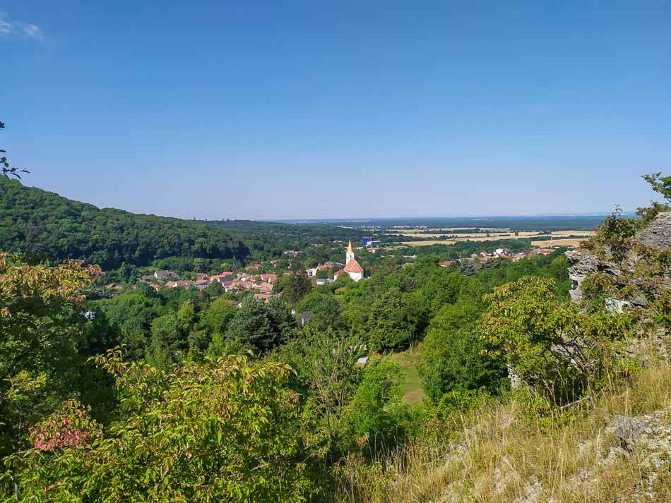 Z Perneku na Starý Lom, Hradisko a Tri kríže