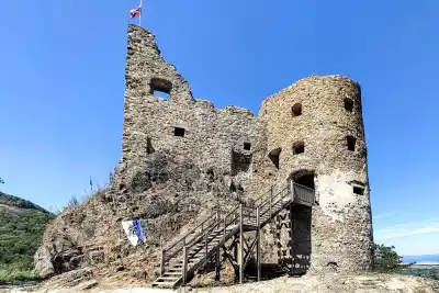 Pohľad na zrúcaninu s dolného nádvoria