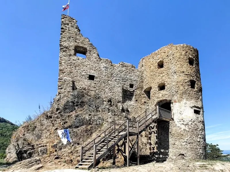 Pohľad na zrúcaninu s dolného nádvoria