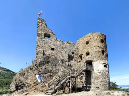 Pohľad na zrúcaninu s dolného nádvoria