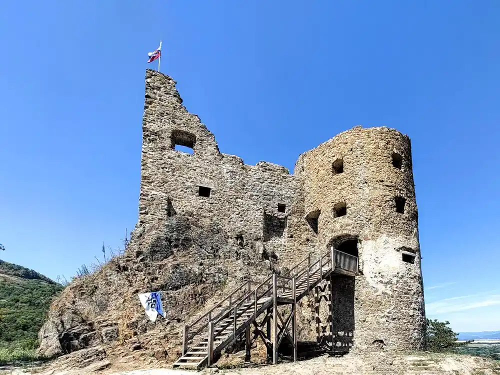 Pohľad na zrúcaninu s dolného nádvoria
