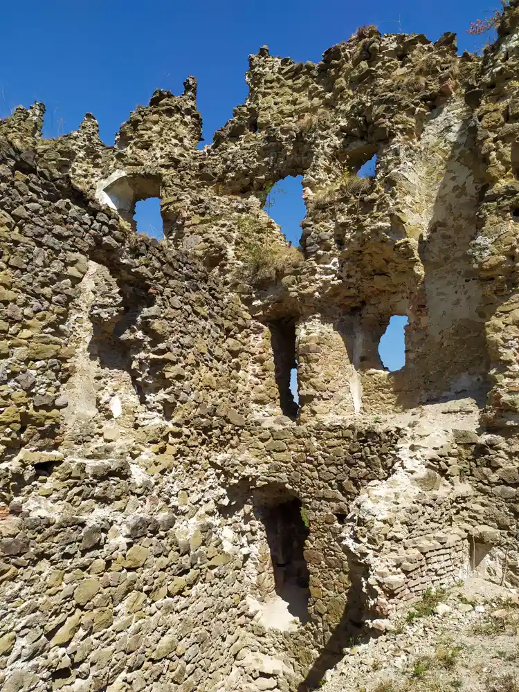 Pozostatky múrov hradu Šášov