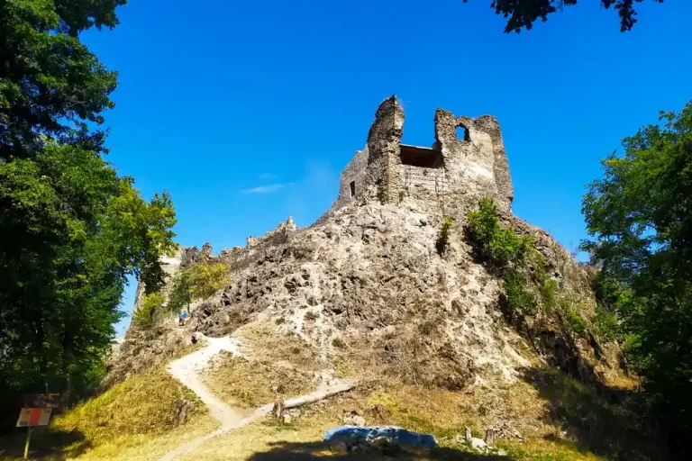 Prvý pohľad na zrúcaninu hradu Šášov