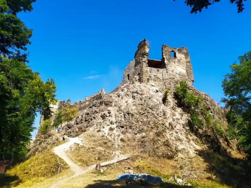 Prvý pohľad na zrúcaninu hradu Šášov